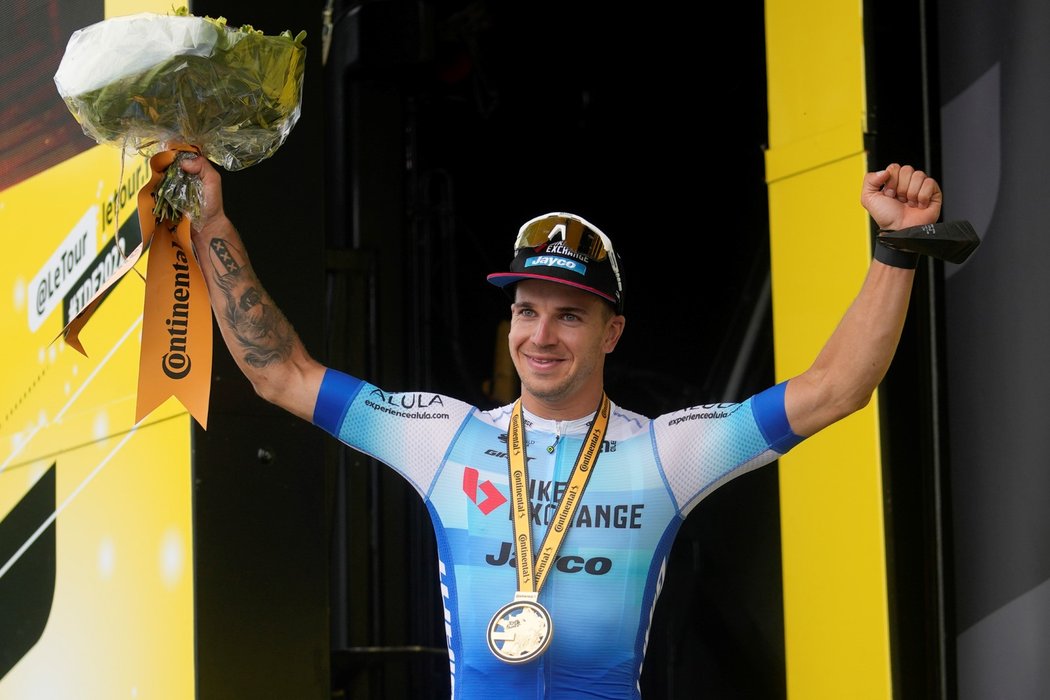 Nizozemský cyklista Dylan Groenewegen oslavuje triumf ve třetí etapě Tour de France