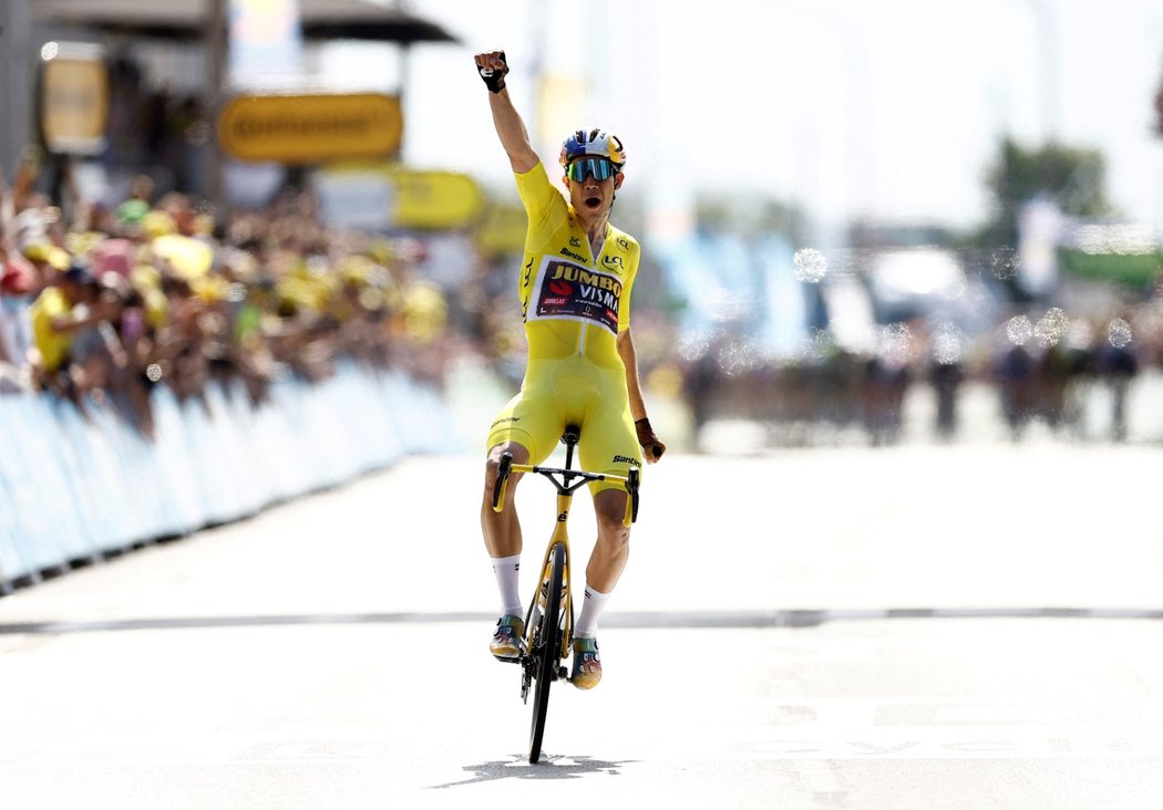 Belgický cyklista Wout van Aert ovládl 4. etapu Tour de France a upevnil si celkové vedení