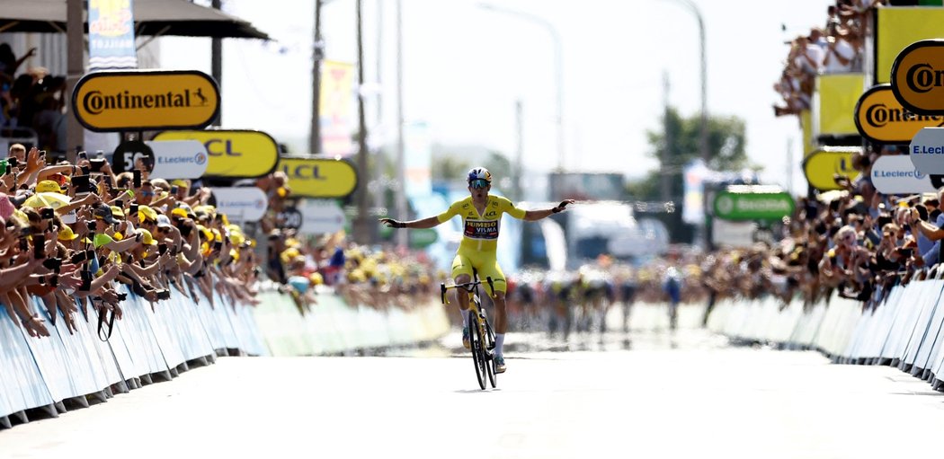 Fanoušci v cíli 4. etapy Tour de France vítají belgického vítěze Wouta van Aerta