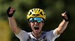 Španělský cyklista Pello Bilbao oslavuje vítězství v 10. etapě Tour de France