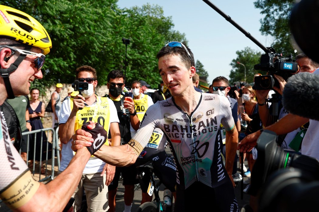 Španěl Pello Bilbao na Tour de France úžasně vzdává hold zesnulému kamarádovi Ginu Mäderovi