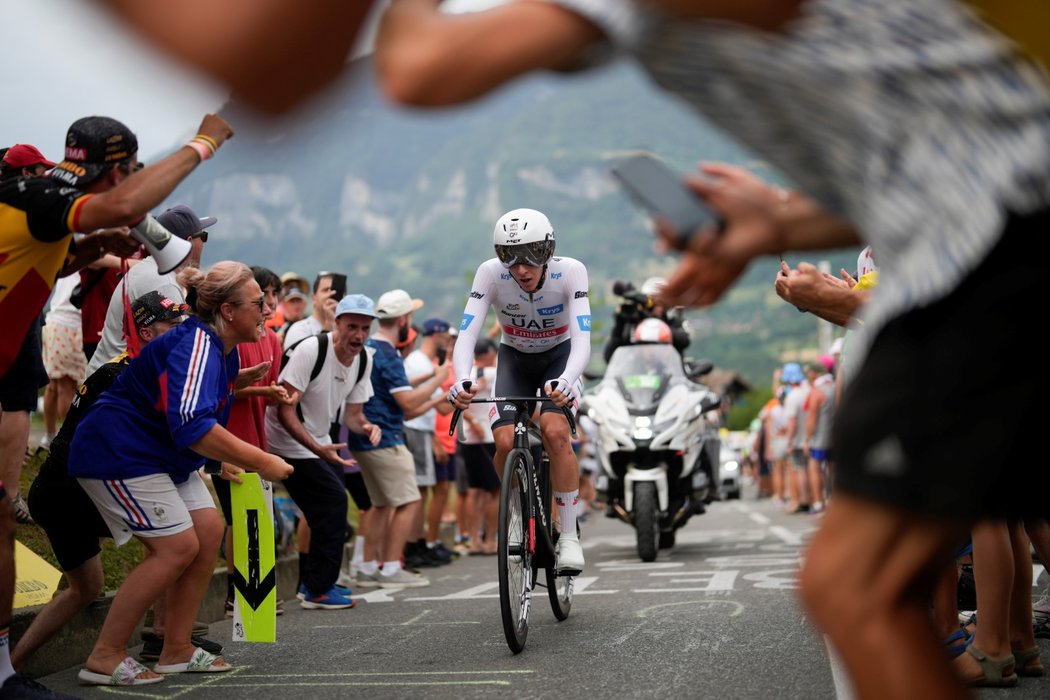 Tadej Pogačar na trati úterní časovky na Tour de France