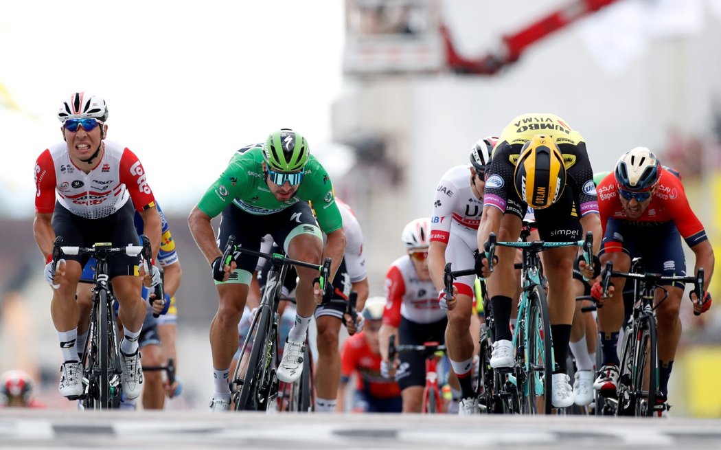 Peter Sagan (v zeleném) dělal v závěru 7. etapy maximum pro vítězství, na Dylana Groenewegena (vpravo) však nestačil, stejně jako Caleb Ewan (vlevo)