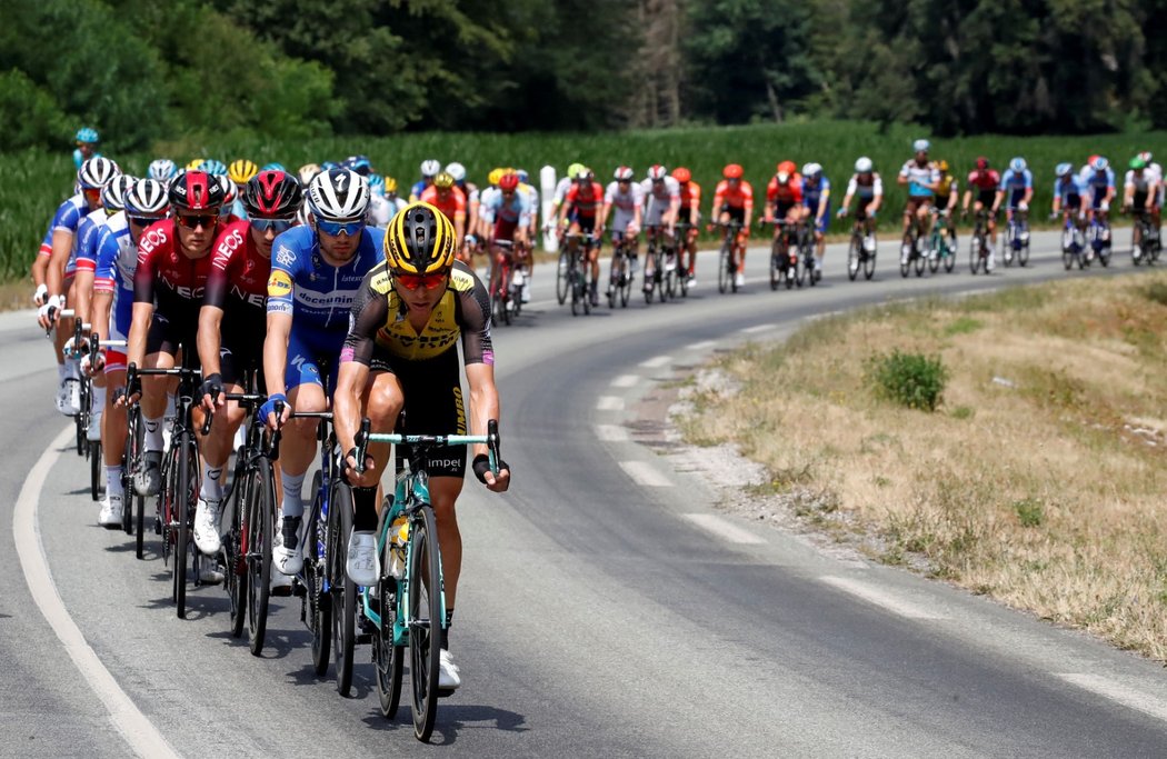 Závodníci mají za sebou nejdelší etapu letošní Tour de France, na kole v pátek museli přežít 230 kilometrů