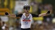 Adam Yates slaví vítězství na úvod Tour de France