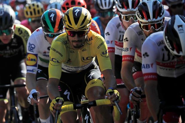 Francouzský jezdec stáje Deceuninck-Quick Step Julian Alaphilippe během jedné z etap slavné Tour de France Francouzský jezdec stáje Deceuninck-Quick Step Julian Alaphilippe během jedné z etap slavné Tour de France