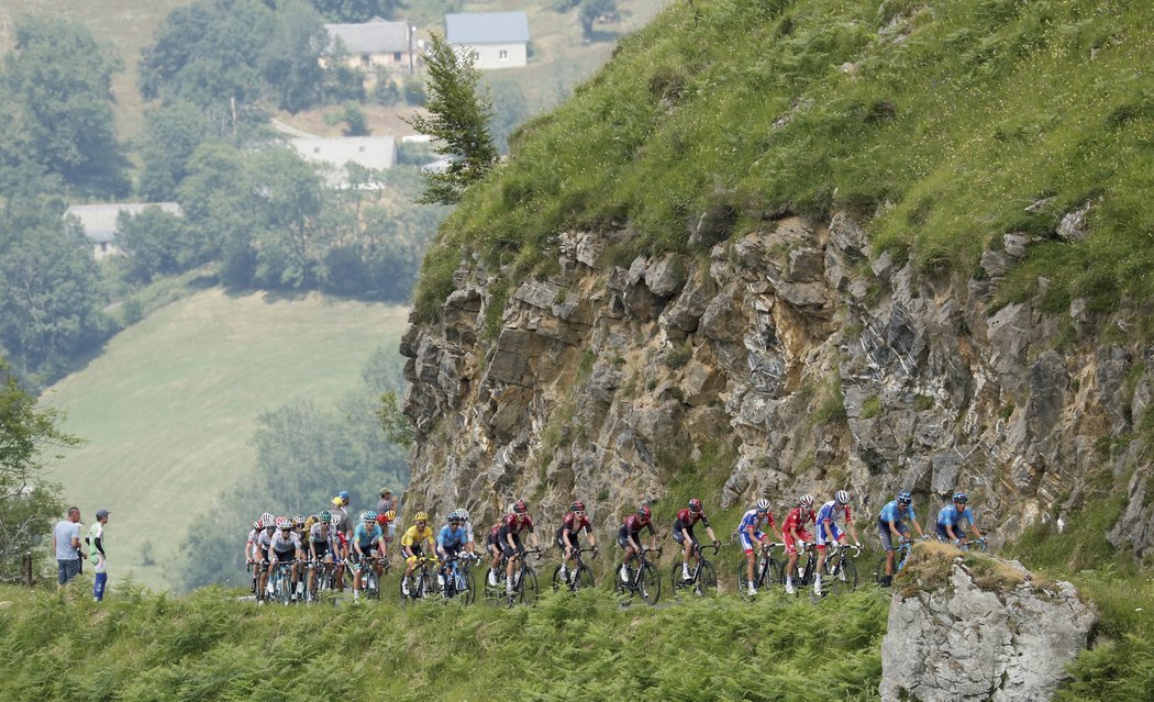 Skupina jezdců na celkové pořadí i s lídrem Tour de France Julianem Alaphilippem při stoupání na Col du Soulor