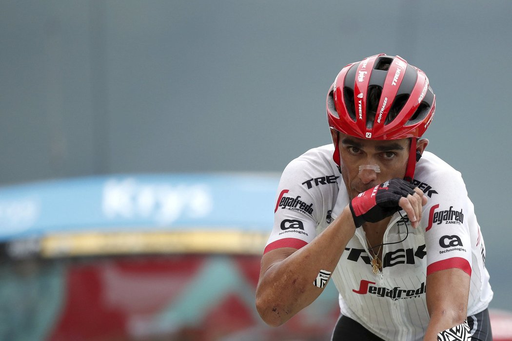 Značně potlučený Alberto Contador po čtyřech pádech na letošní Tour