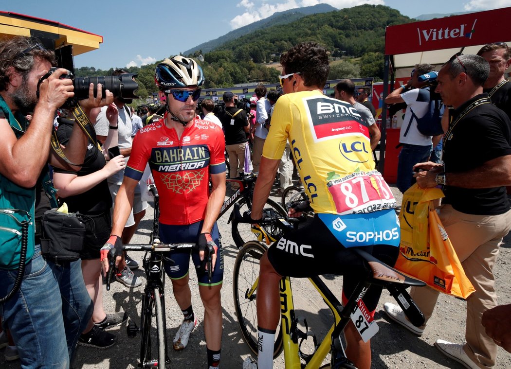 Současný lídr Tour de France Greg Van Avermaet těsně před startem 11. etapy ještě hovořil s jedním ze soupeřů