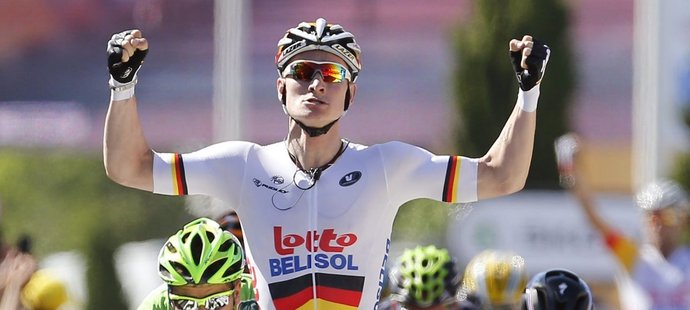 Andre Greipel se raduje z triumfu v šesté etapě Tour de France, vlevo dojíždí jako druhý Slovák Peter Sagan