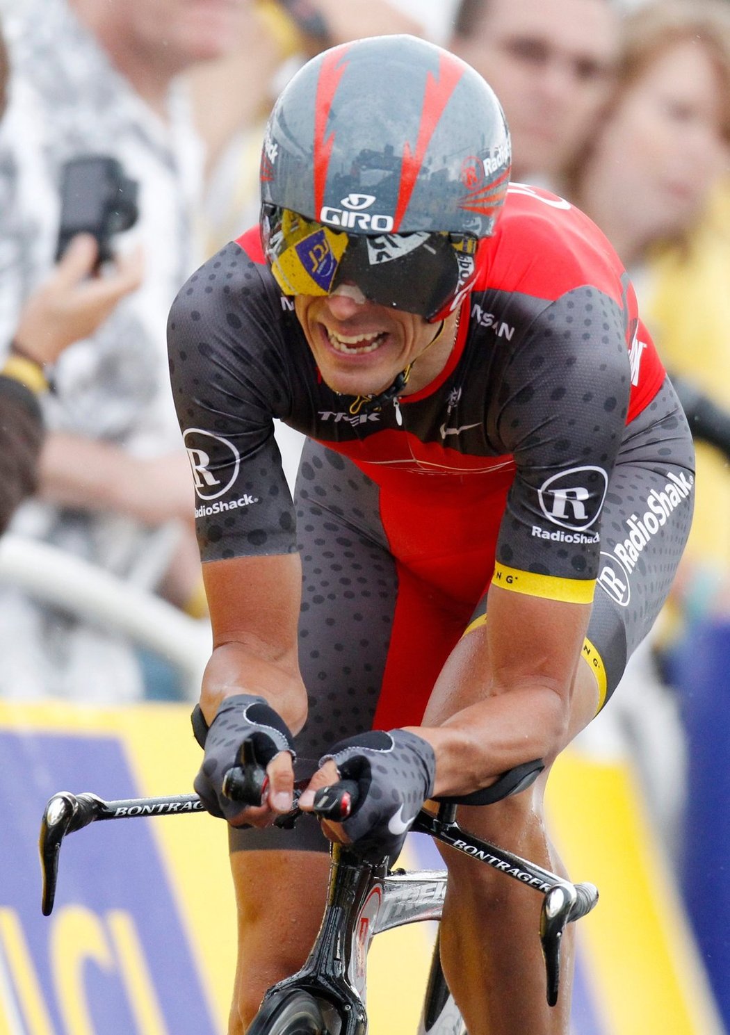 2004 – Andreas Klöden. Německý cyklista byl v roce 2009 spojen s aférou závodníků, kteří dostávali v roce 2006 po první etapě Tour de France ilegální transfuze na univerzitní klinice ve Freiburgu. (foto: jezdec Radioshacku Andreas Klöden na trati prologu Tour de France v roce 2010)