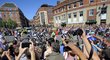 Nadšení fanoušci si fotí peloton jezdců Tour de France v průběhu první etapy