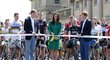 Vévodkyně Kate, princové William (vlevo) a Harry oficiálně odstartovali Tour de France v anglickém Leedsu