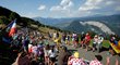 Cyklističtí fanoušci ženou závodníky v čele s lídrem Gregem Van Avermaetem do cíle náročné desáté etapy Tour de France