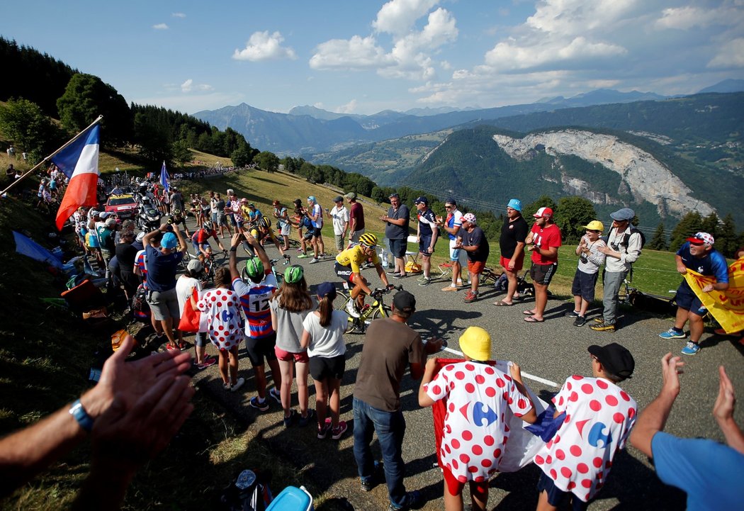 Cyklističtí fanoušci ženou závodníky v čele s lídrem Gregem Van Avermaetem do cíle náročné desáté etapy Tour de France