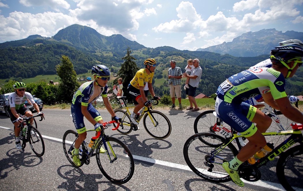 Současný lídr Greg Van Avermaet z Belgie během desáté etapy Tour de France z Annecy do Le Grand-Bornand