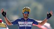 Julian Alaphilippe z Francie vyhrál svou první etapu na Tour de France v životě, navíc se po závodě oblékne do puntíkatého dresu