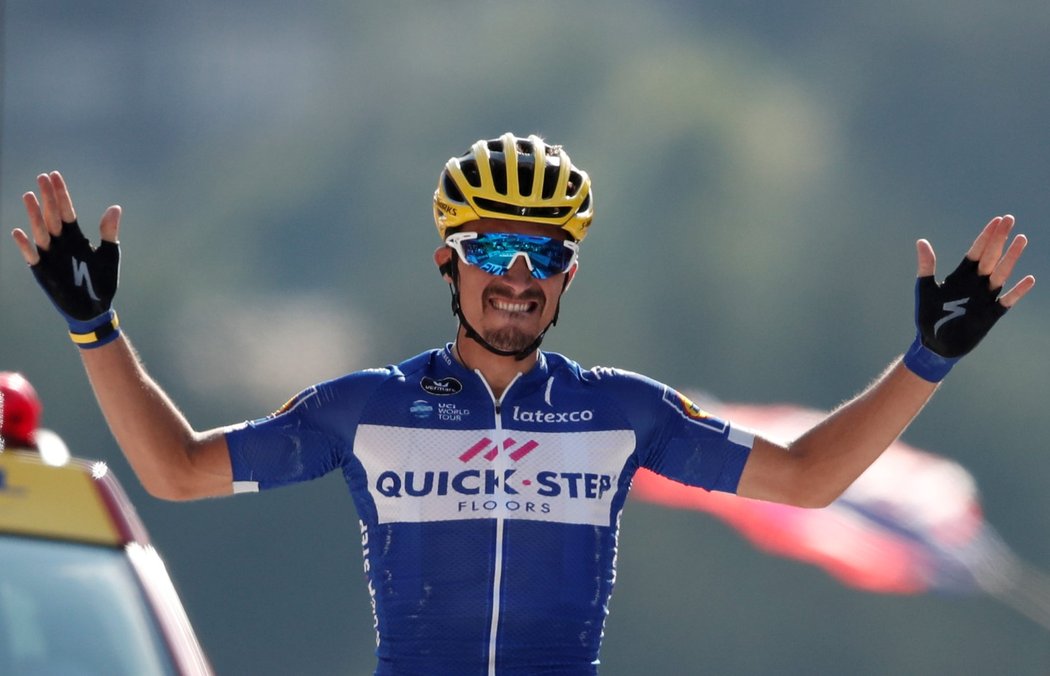 Julian Alaphilippe z Francie vyhrál svou první etapu na Tour de France v životě, navíc se po závodě oblékne do puntíkatého dresu