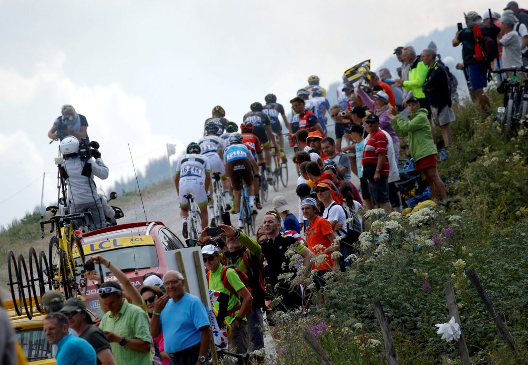 Po dnu volna v úterý cyklisté na Tour de France absolvovali náročnou horskou etapu z Annecy do Le Grand-Bornand