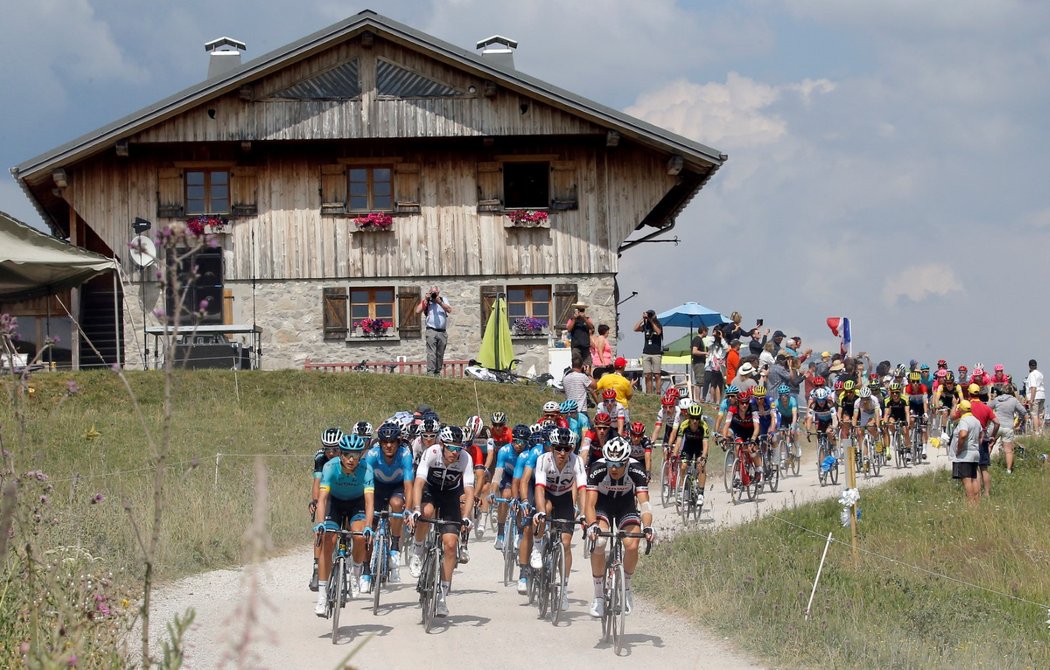 Peloton v akci na štěrkovém úseku Plateau des Glieres během desáté etapy Tour de France