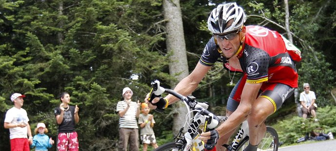 Lance Armstrong se potýká se záludnosti Tour