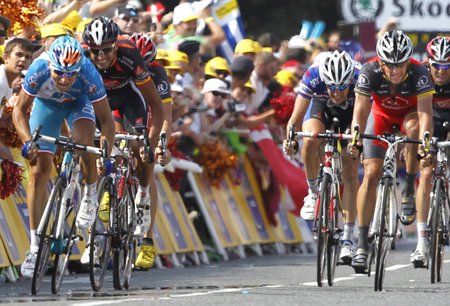 Pierrick Fedrigo (vlevo) spurtuje do cíle 16. etapy Tour de France, vpravo už vypouští spurt Lance Armstrong