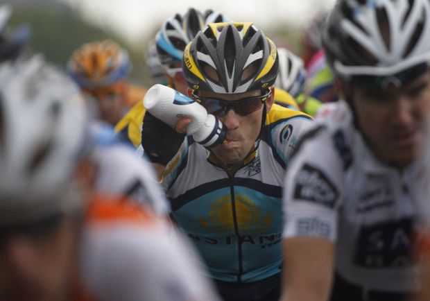 Lance Armstrong v pelotonu šesté etapy Tour de France Lance Armstrong v pelotonu šesté etapy Tour de France