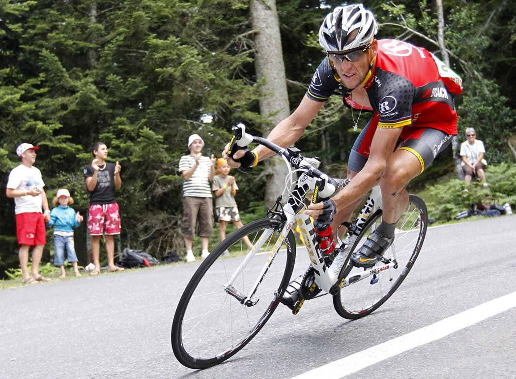 Lance Armstrong se potýká se záludnosti Tour