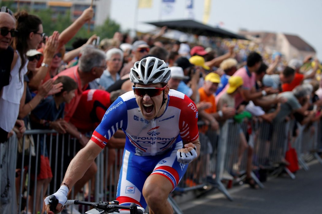 Francouzský závodník Arnaud Demare se raduje z vítězství v 18. etapě Tour