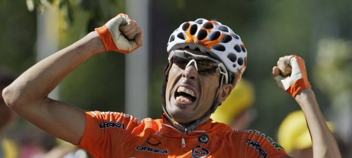 Mikel Astarloza se raduje ze svého prvního triumfu na Tour de France v kariéře