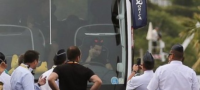 Řidič autobusu stáje Orica Garikoitz Atxa se drží za hlavu ve chvíli, kdy se jeho stroj nemůže hnout zaseklý v cílové bráně první etapy Tour