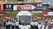 Autobus týmu Orica Greenedge zablokoval cílový prostor první etapy Tour de France