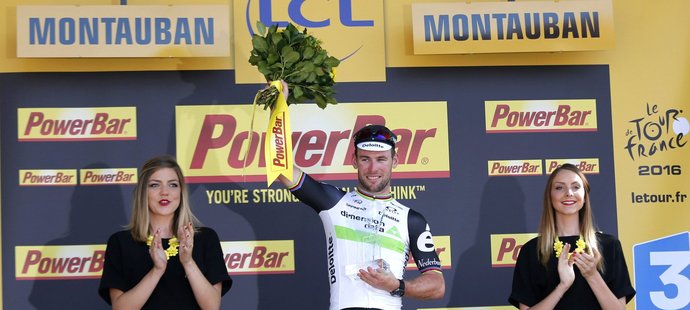 Britský cyklista Mark Cavendish slaví v cíli šesté etapy Tour de France. Připsal si letos už třetí etapový triumf.
