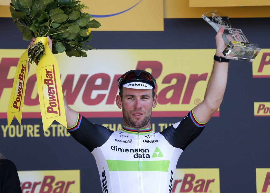 Britský cyklista Mark Cavendish slaví v cíli šesté etapy Tour de France. Připsal si letos už třetí etapový triumf.