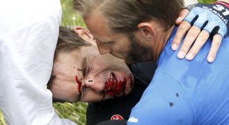 Horor na Tour: Cyklista vlétl obličejem do ostnatého drátu!