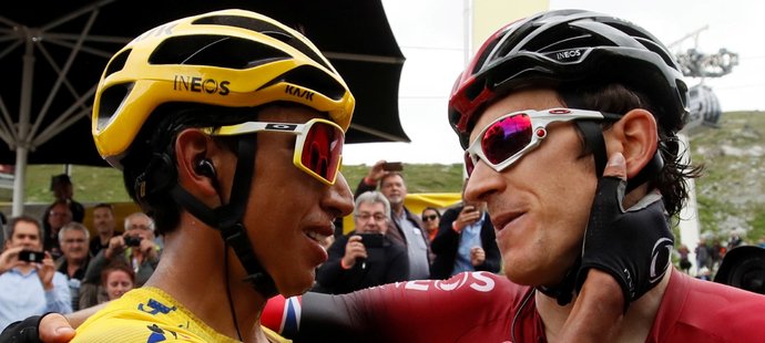 Vítěz Tour Egan Bernal s vítězem loňského ročníku Geraintem Thomasem.