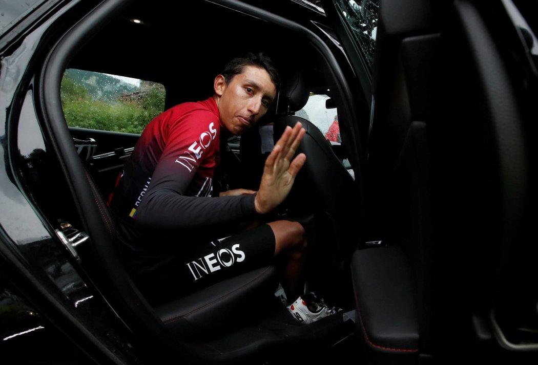 Egan Bernal z týmu Ineos po předčasně ukončené 19. etapě Tour de France, díky které se vyšvihl do čela celkového pořadí závodu