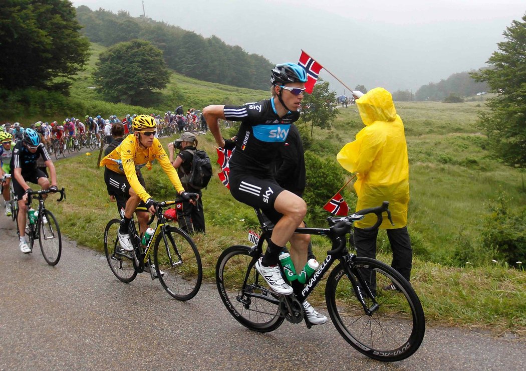 Bradley Wiggins ve žlutém trikotu za svým týmovým kolegou Christopherem Froomem na trati 14. etapy Tour de France