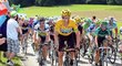 Ve žlutém jedoucí vedoucí závodník Tour de France Bradley Wiggins v úvodu 8. etapy