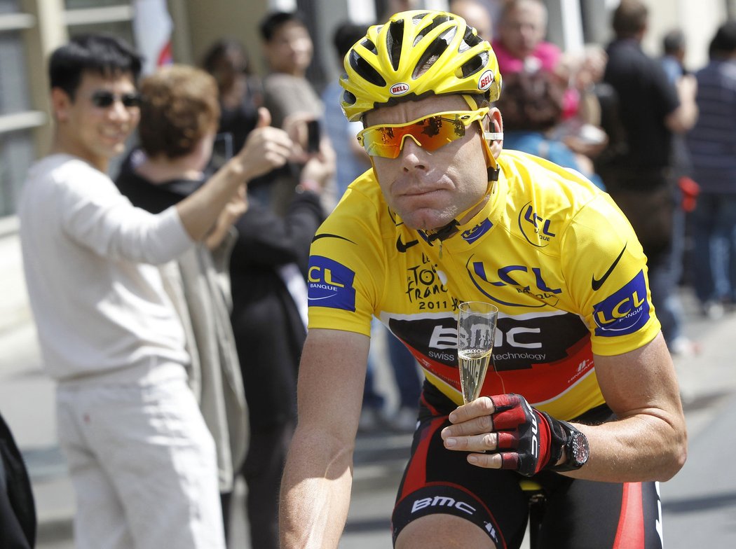 Cadel Evans s tradiční sklenkou šampaňského na trati poslední etapy Tour de France