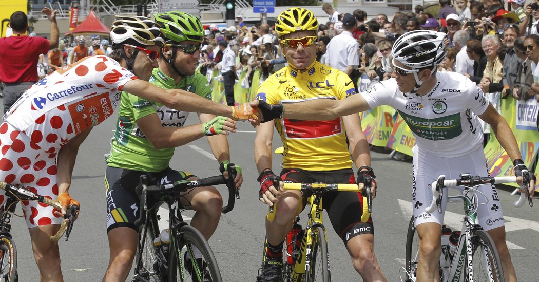 Španěl Samuel Sanchez (zleva) v puntíkatém dresu pro nejlepšího vrchaře, nejlepší sprinter Mark Cavendish, Cadel Evans ve žlutém trikotu pro nejlepšího jezdce a Pierre Roland jako nejlepší mladík před startem poslední etapy Tour de France