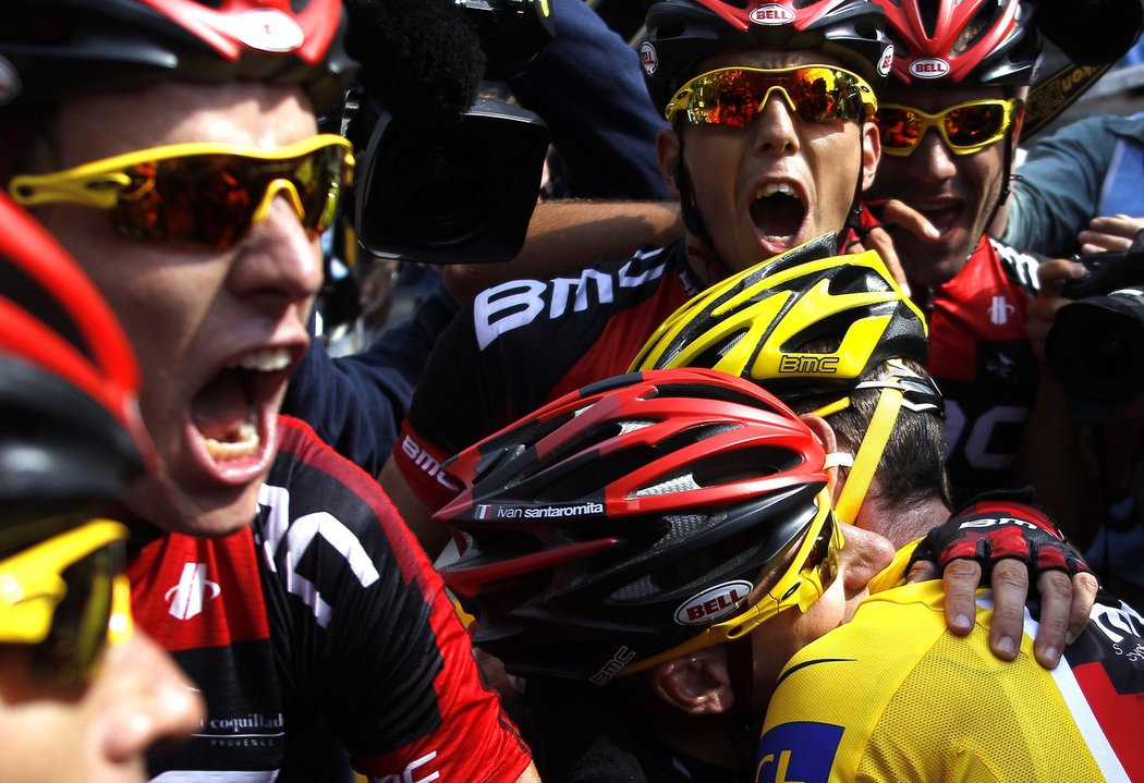 Cadel Evans jako první Australan v historii slaví se svými týmovými kolegy z BMC triumf na Tour de France