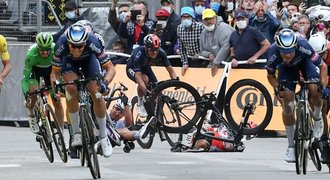 Drsný závěr třetí etapy Tour. Tvrdý pád Sagana, na zemi i Roglič