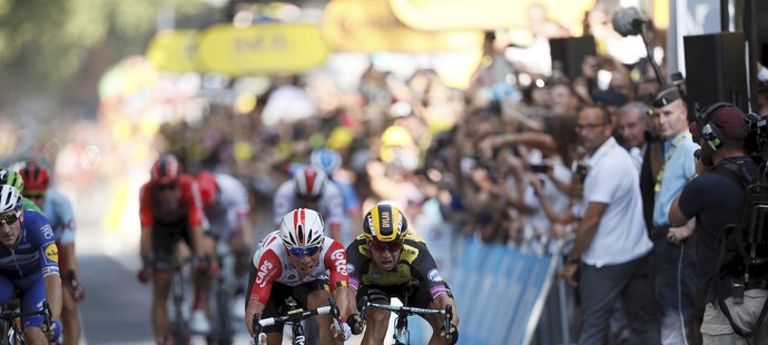11. etapu Tour de France s cílem v Toulouse vyhrál o milimetry Australan Caleb Ewan