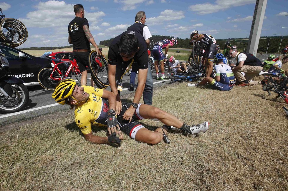 Cancellara při 3. etapě Tour de France upadl