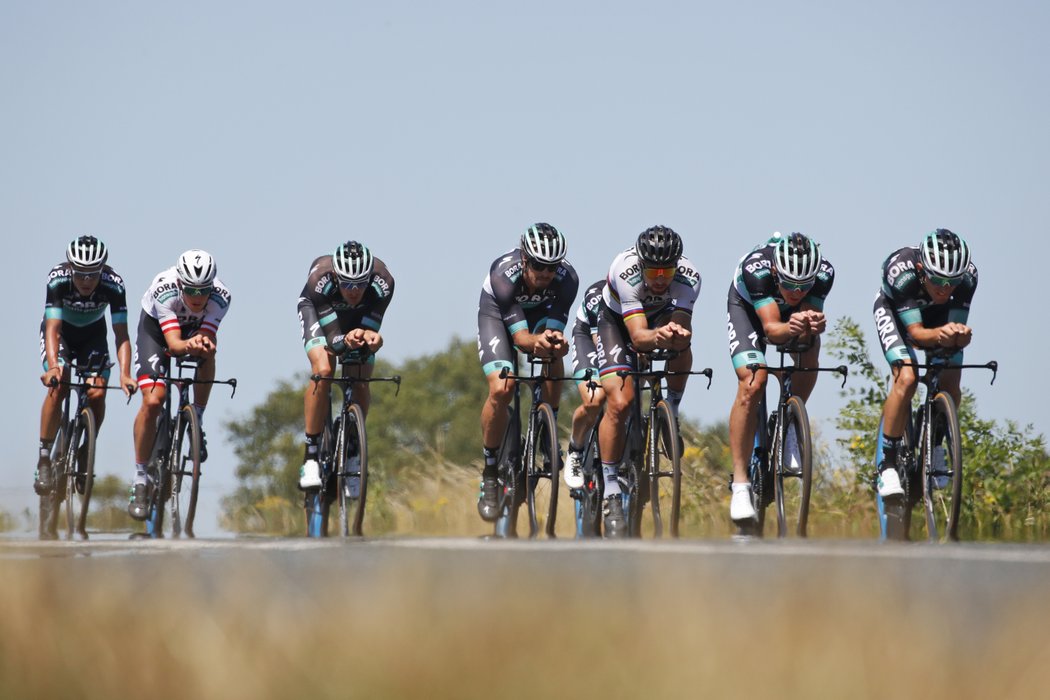 Stáj Bora při týmové časovce na letošní Tour de France, Peter Sagan třetí zleva