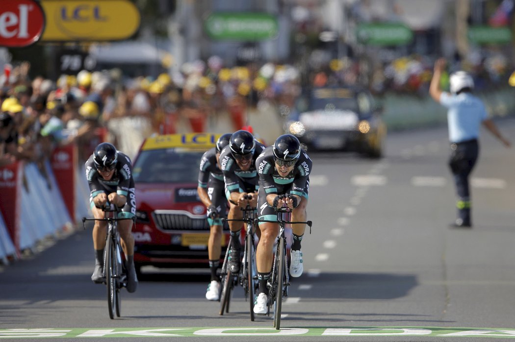 Stáj Bora-Hansgrohe finišuje v týmové časovce na Tour de France, zatím ale bez Petera Sagana