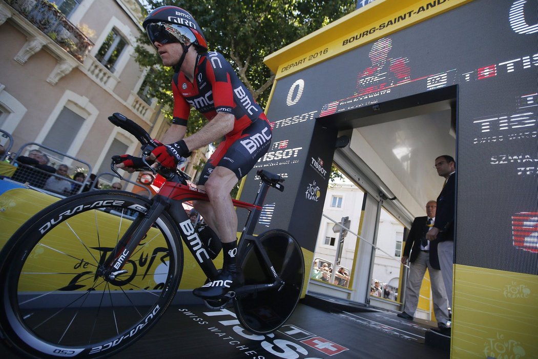 Americký cyklista Brent Bookwalter na startu časovky na Tour de France