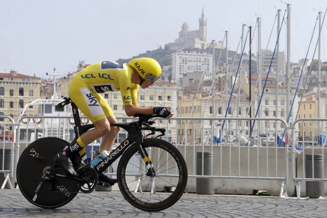 Chris Froome v časovce v ulicích Marseille bojuje o celkový triumf na Tour de France