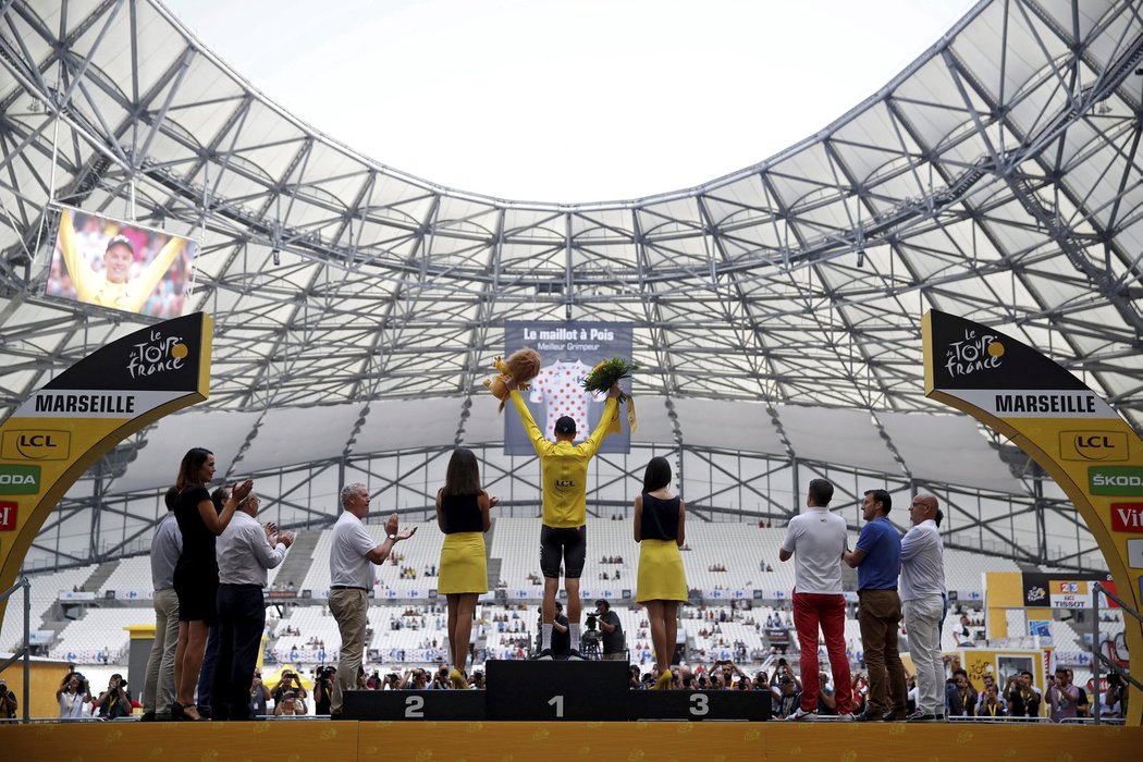 Chris Froome oblékl žlutý dres i po časovce a může si užívat čtvrtý celkový triumf na Tour de France